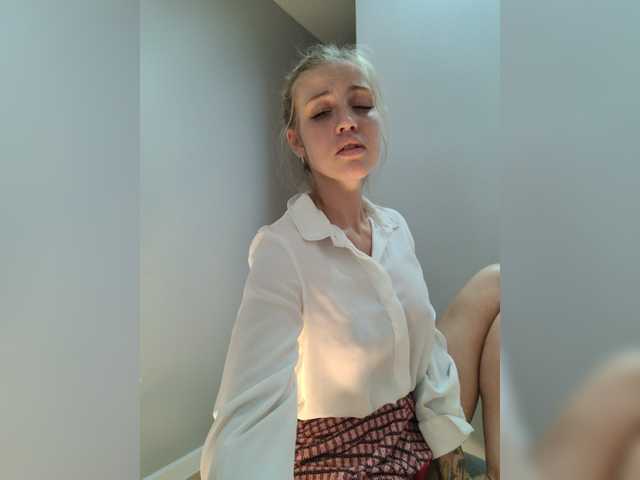 Snímky obrazovky vysielania LEILA-ANGELL