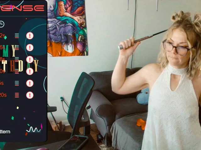Fotografie Aliceliddell7 ITS MY BIRTHDAY TODAY! #lovense #squirt #bigass #young #cum#milf #blonde #small tits #young #naughty #lush #feet #smoke #glasses