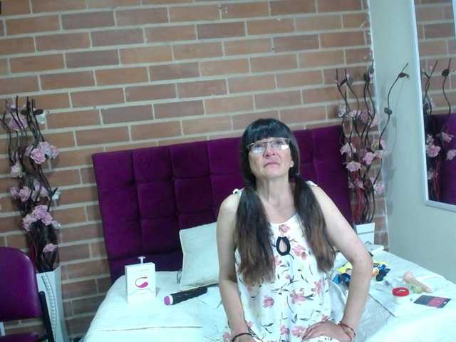 Fotografie amanda-mature I'm #mature a little hot, if you have fantasies about older women you can fulfill them with me #hairy #skinny #fingering