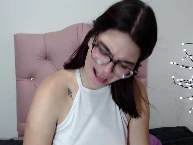 Snímky obrazovky vysielania canela_love