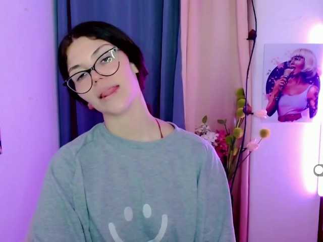 Snímky obrazovky vysielania canela_love
