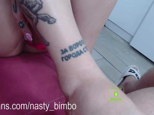 Snímky obrazovky vysielania AnnaCrimsFuck