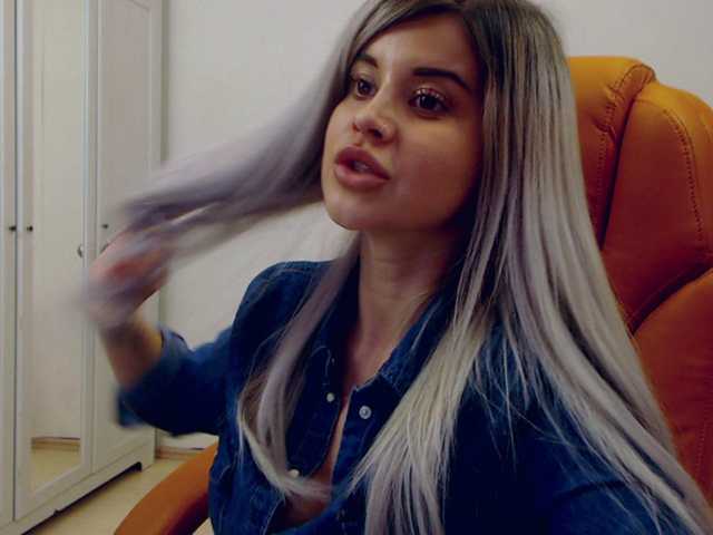 Snímky obrazovky vysielania AryaJolie