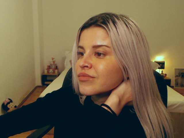 Snímky obrazovky vysielania AryaJolie