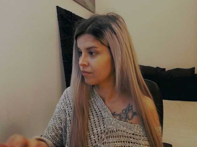 Snímky obrazovky vysielania AryaJolie