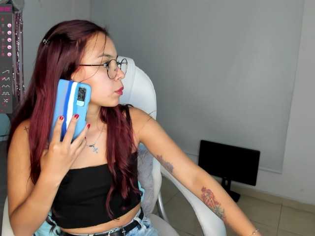 Snímky obrazovky vysielania AshelyGirl