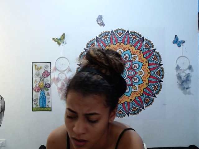 Snímky obrazovky vysielania ASHLY-WOLF