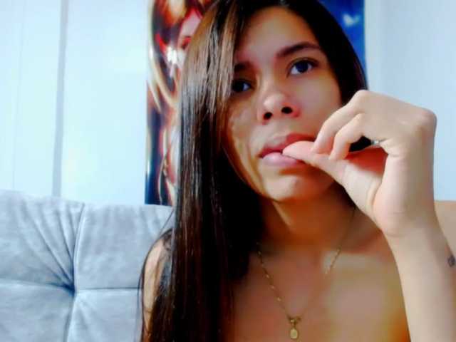 Fotografie Ashly95 #lovens#latina#natural#pussy hi guys play with me toy ITACHI