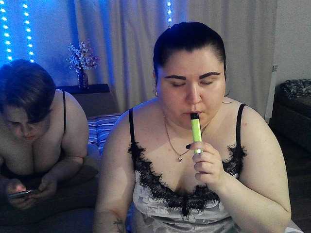 Snímky obrazovky vysielania BeckyAndEllen