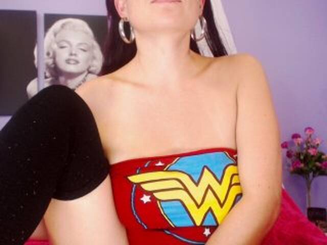 Snímky obrazovky vysielania Bellaknoxx