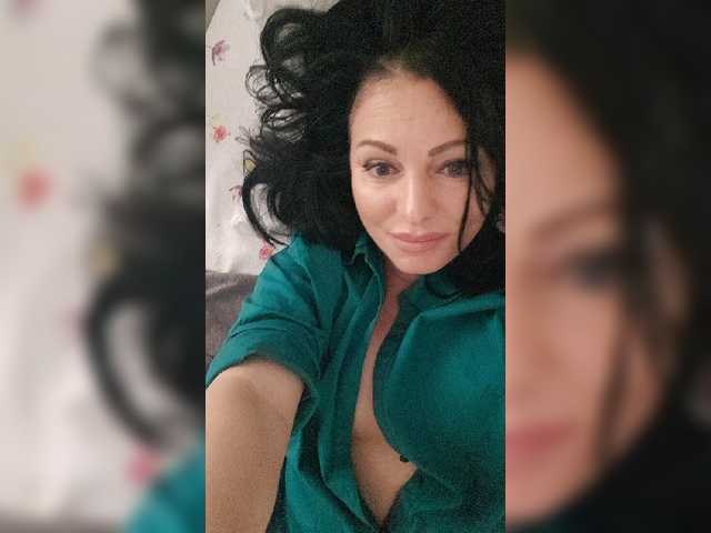 Snímky obrazovky vysielania Belle2u