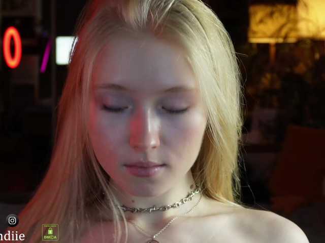 Snímky obrazovky vysielania Bestblondie