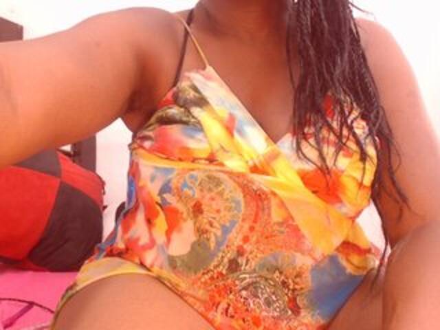 Snímky obrazovky vysielania BigBustyBlack