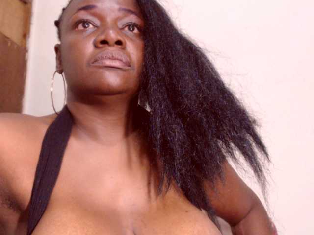 Snímky obrazovky vysielania BigBustyBlack