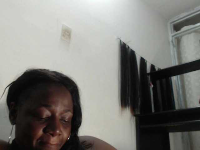 Snímky obrazovky vysielania BigBustyBlack