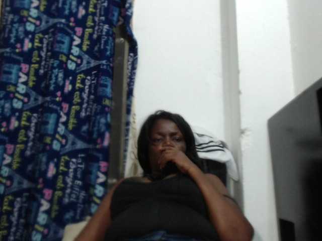 Snímky obrazovky vysielania BigBustyBlack