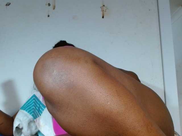 Snímky obrazovky vysielania BigBustyBlack