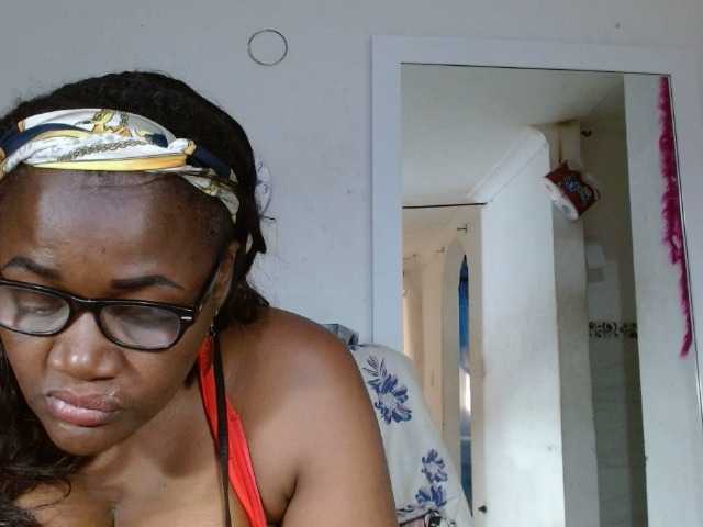 Snímky obrazovky vysielania BigBustyBlack