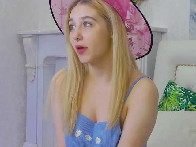 Snímky obrazovky vysielania BondGirla