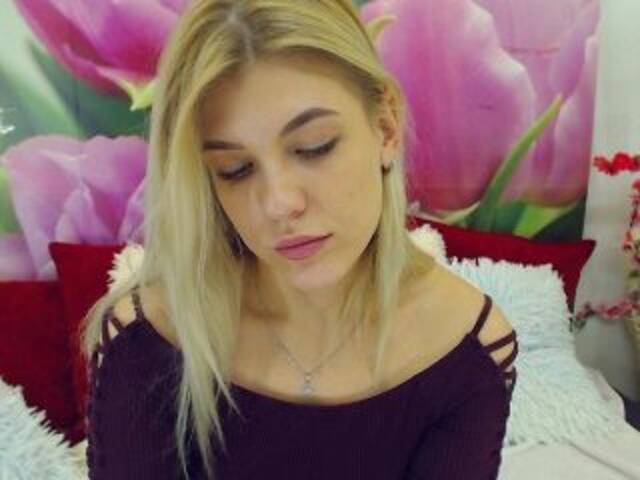 Snímky obrazovky vysielania CamomillaG