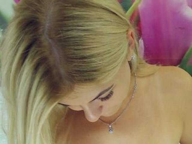 Snímky obrazovky vysielania CamomillaG