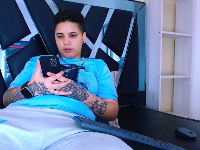 Snímky obrazovky vysielania CarlaSexy