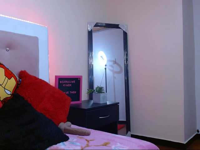 Snímky obrazovky vysielania carolinekindx