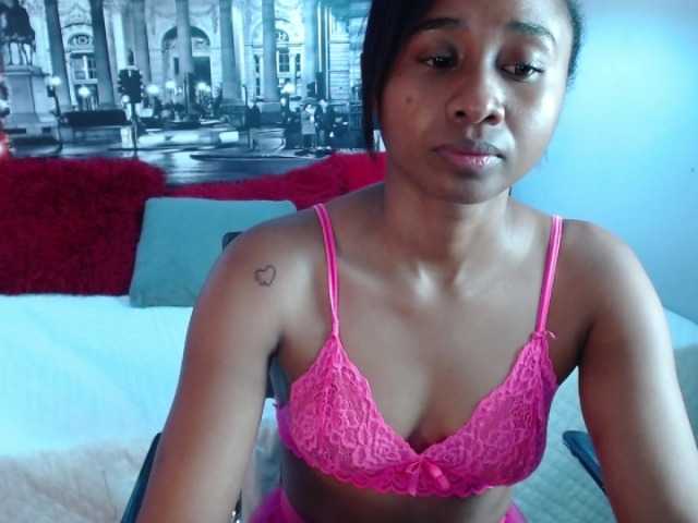 Snímky obrazovky vysielania CarolinnHub