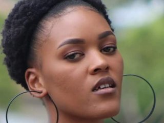 Erotický videohovor Carry-Brie