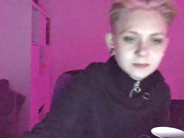 Snímky obrazovky vysielania chainmailgirl