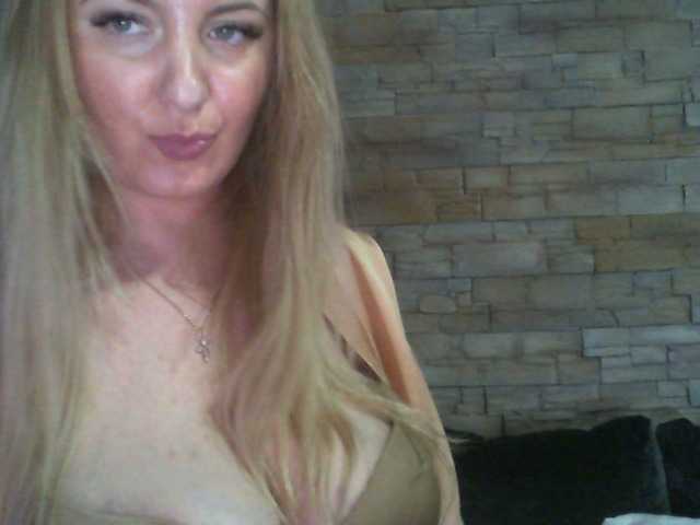 Snímky obrazovky vysielania ChristinaHotX