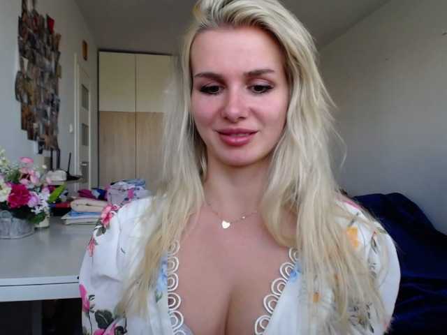 Snímky obrazovky vysielania Cornelia22hot