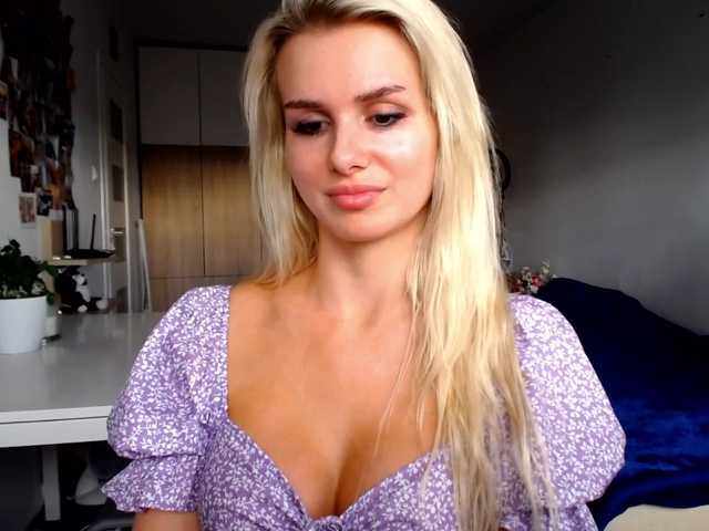 Snímky obrazovky vysielania Cornelia22hot