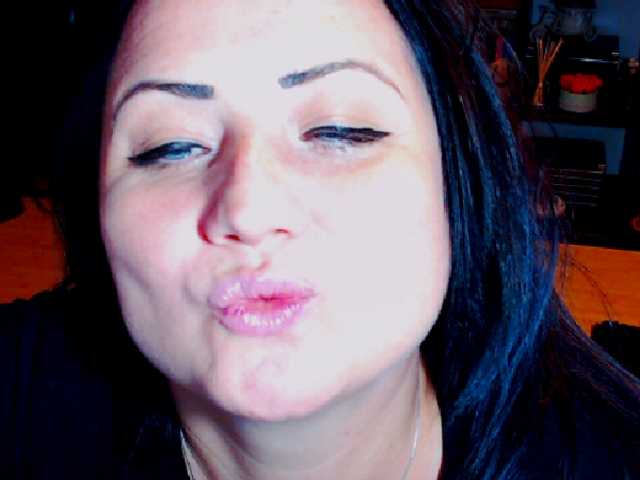 Snímky obrazovky vysielania KinkyDomina