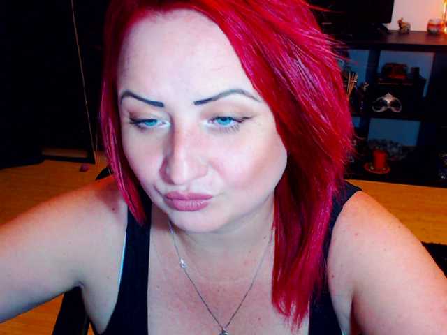 Snímky obrazovky vysielania KinkyDomina