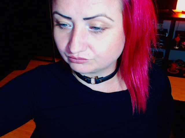 Snímky obrazovky vysielania KinkyDomina