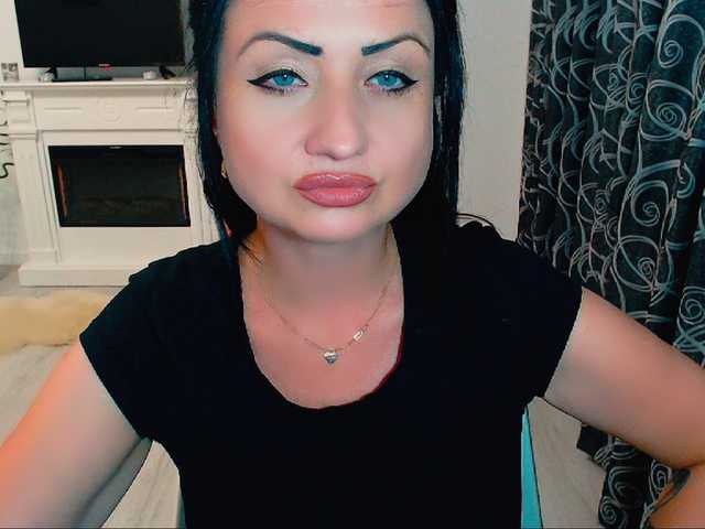 Snímky obrazovky vysielania KinkyDomina