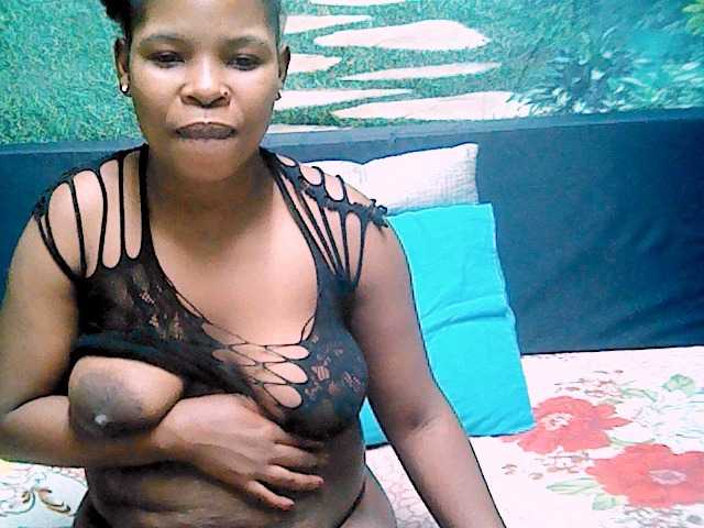 Fotografie ebonygold92 hlw everyone lets have funs guys mess my room with tokens thank u....