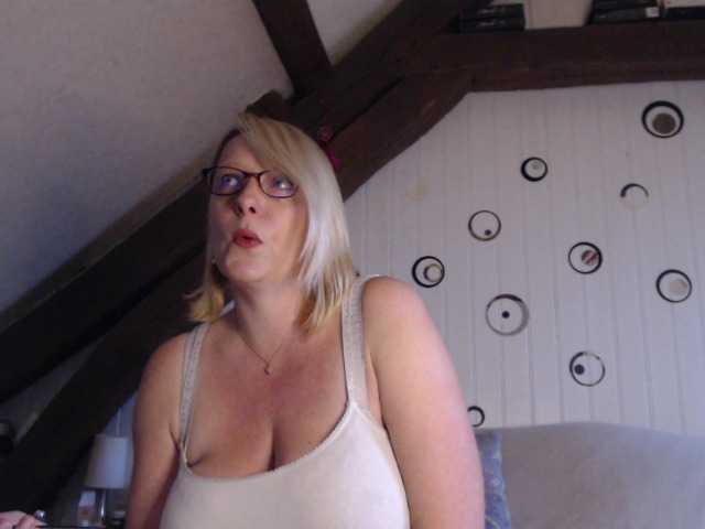 Snímky obrazovky vysielania EleannaRose