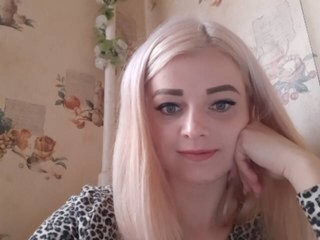 Snímky obrazovky vysielania ElegantBlonda