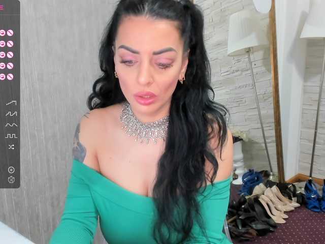 Fotografie ElisaBaxter Hot MILF!!Ready for some fun ? @lush ! ! Make me WET with your TIPS !#brunette #milf #bigtits #bigass #squirt #cumshow #mommy @lovense #mommy #teen #greeneyes #DP #mom