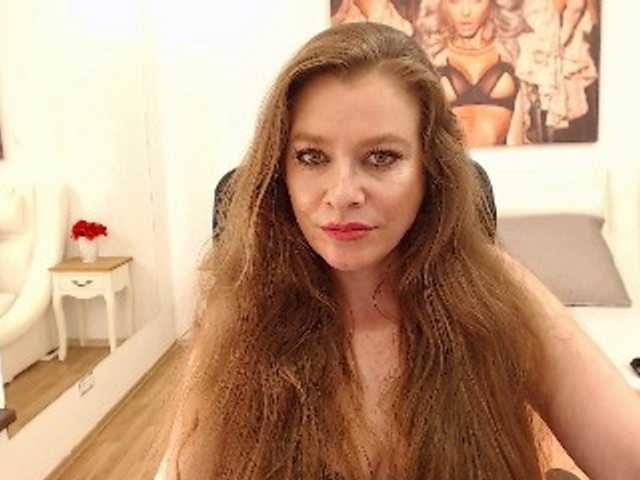 Fotografie ErikaSimpson flash tits100,flash pussy 150,flash ass 150,play whit pussy 300,all naked 500,play all naked 800 open cam 50tkn.
