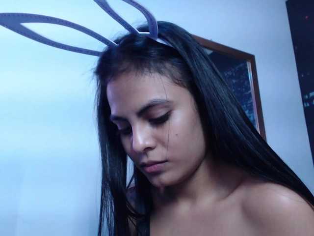 Fotografie hailyscot hello welcome to my living room #IamColombian #21years #brunette #longhair #naturalbody #single #height1.58 my god # blackeyes #smalltits