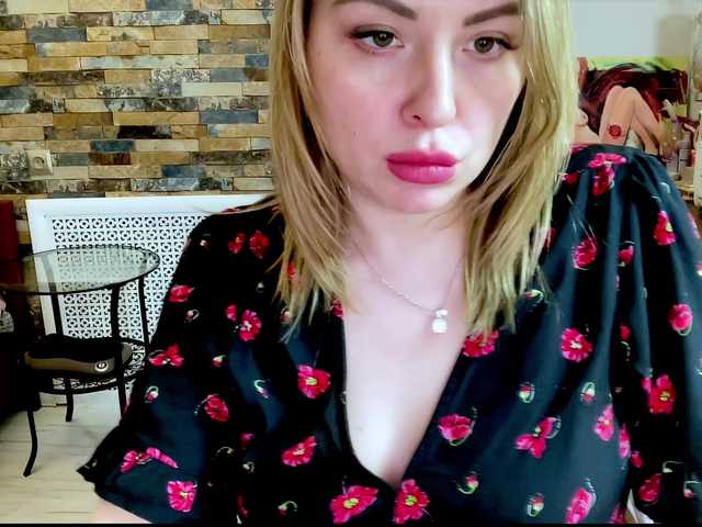 Snímky obrazovky vysielania HollyDoll