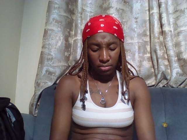 Snímky obrazovky vysielania Hornycammy23