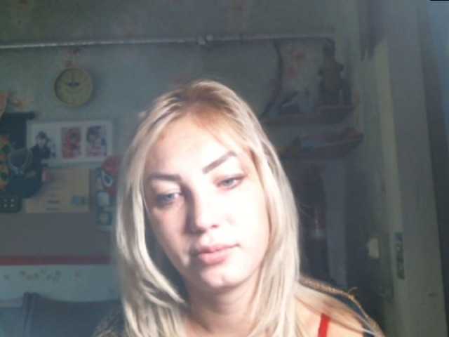 Fotografie HotCarmin Hi guys, i love to play love to dance... if you like slim blond .I do a show , 5 min for 500 tokens