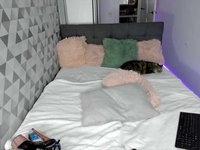 Snímky obrazovky vysielania HotSaraJordan
