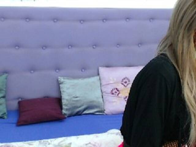 Snímky obrazovky vysielania HottieBadGirl