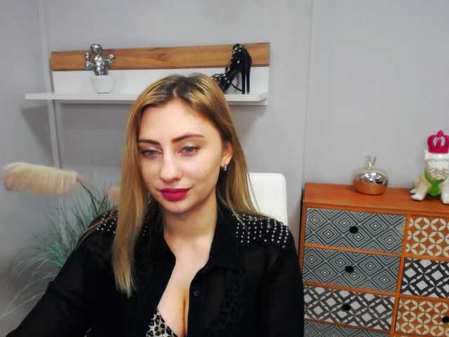 Snímky obrazovky vysielania hottieLAURA