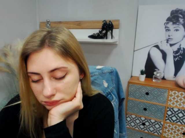 Snímky obrazovky vysielania hottieLAURA